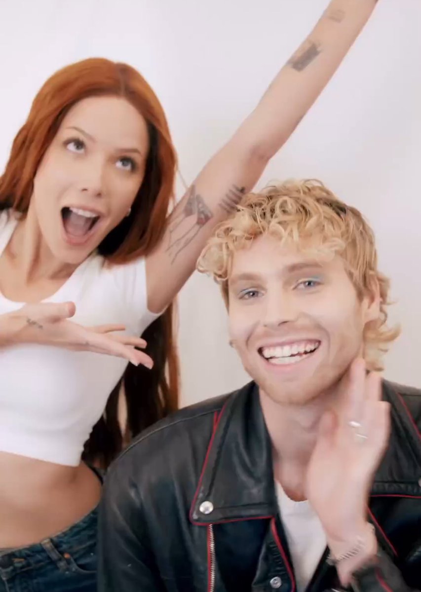 Official5SOSmx's tweet photo. Lunes y Halsey para about-face https://t.co/zraDTUfKzl