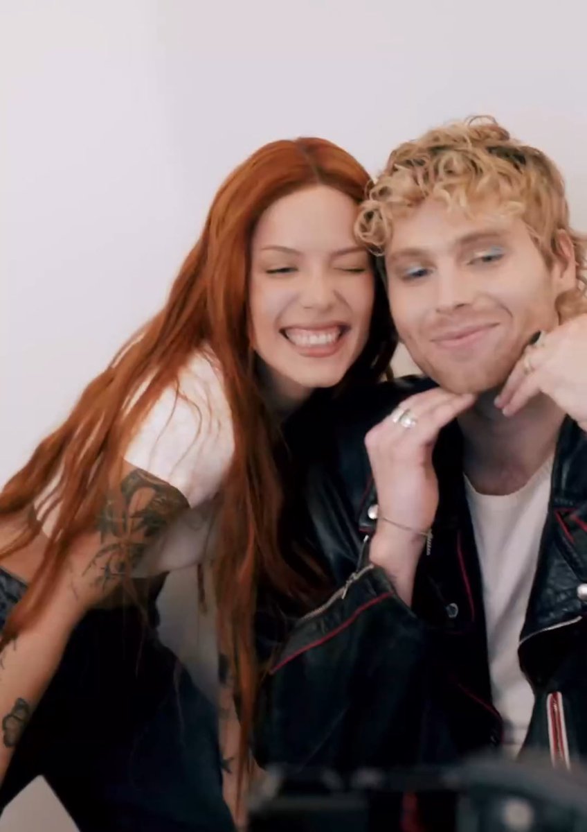 Official5SOSmx's tweet photo. Lunes y Halsey para about-face https://t.co/zraDTUfKzl