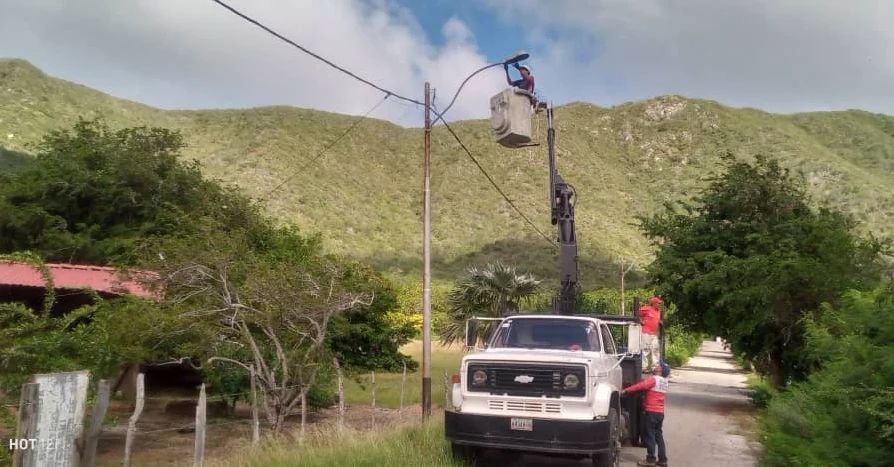 AlcaldiaGomezNE's tweet image. El alcalde @emiliorafael_ Velásquez apegado a orientaciones del Pdte @NicolasMaduro, apoyo a nuestros campesinos para construir la Patria productiva, este jueves #11E, personal de la Dir. de Ingeniería colocó luminarias en el S/ElSalado 2, Asentamiento Campesino de Pedro González