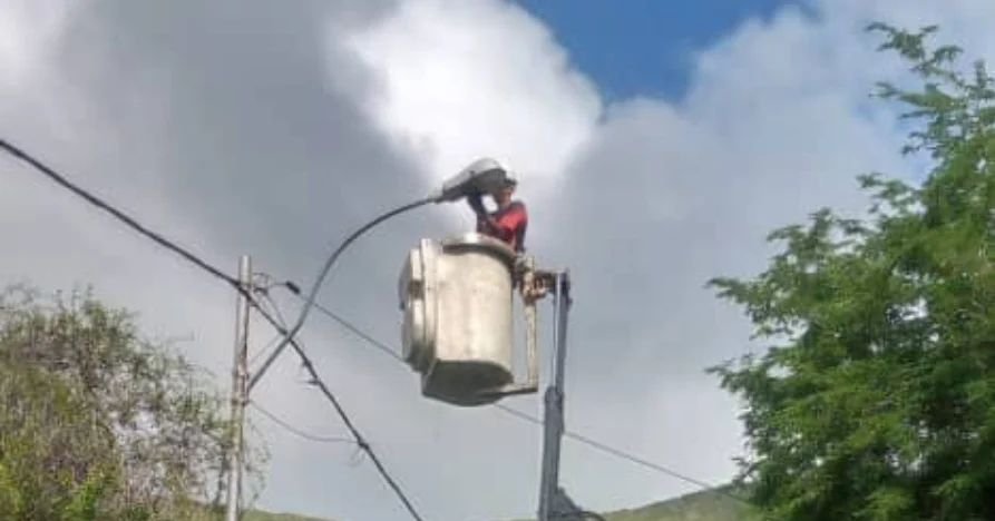 AlcaldiaGomezNE's tweet image. El alcalde @emiliorafael_ Velásquez apegado a orientaciones del Pdte @NicolasMaduro, apoyo a nuestros campesinos para construir la Patria productiva, este jueves #11E, personal de la Dir. de Ingeniería colocó luminarias en el S/ElSalado 2, Asentamiento Campesino de Pedro González