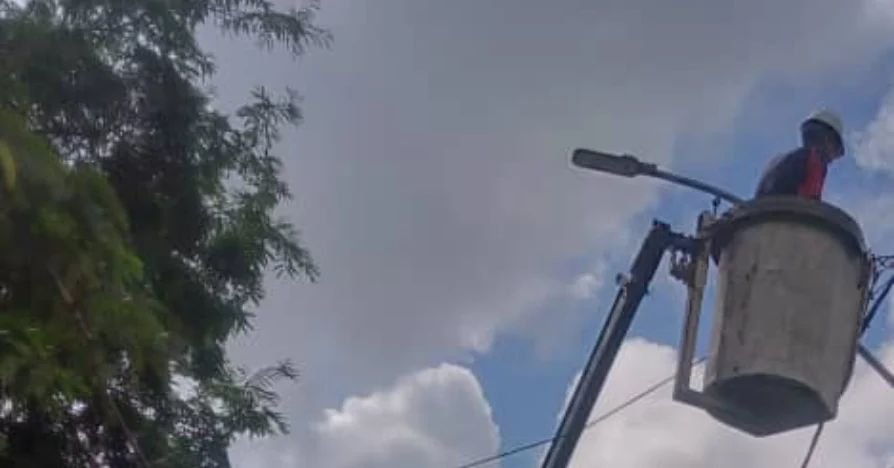 AlcaldiaGomezNE's tweet image. El alcalde @emiliorafael_ Velásquez apegado a orientaciones del Pdte @NicolasMaduro, apoyo a nuestros campesinos para construir la Patria productiva, este jueves #11E, personal de la Dir. de Ingeniería colocó luminarias en el S/ElSalado 2, Asentamiento Campesino de Pedro González