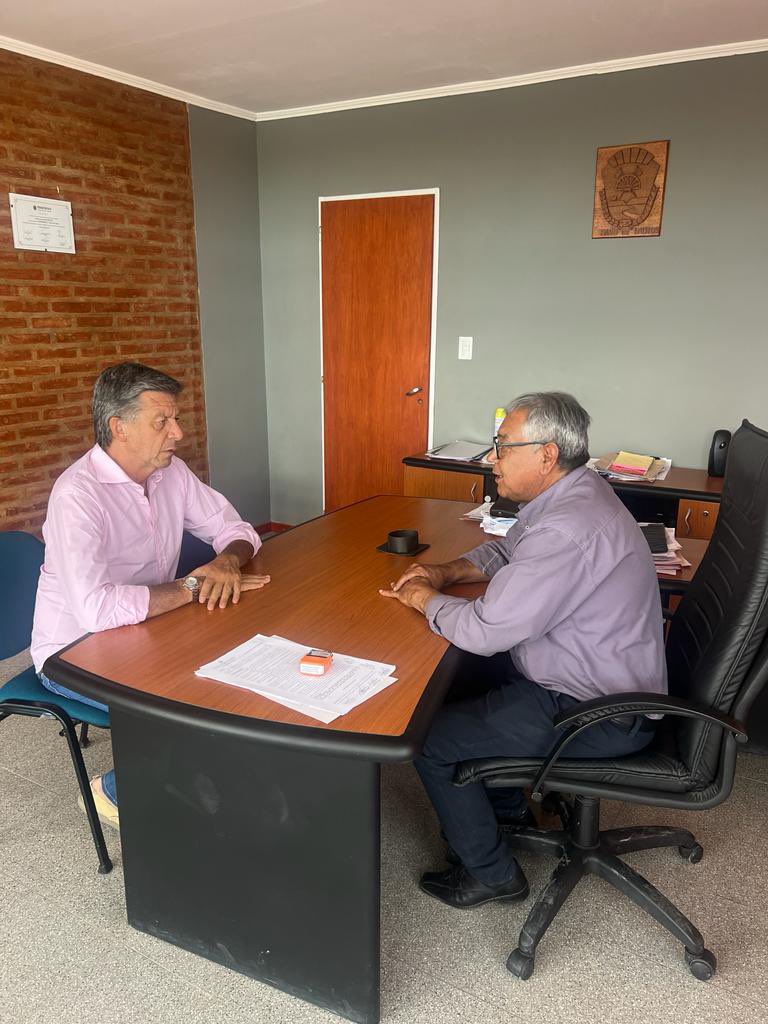 gustamenna's tweet photo. Visitamos al intendente de #PasoDeIndios, Héctor Méndez. Nos contó de sus proyectos para la localidad y nos pusimos a disposición para ayudar a concretarlos. #Chubut https://t.co/5WMBw9Frtp