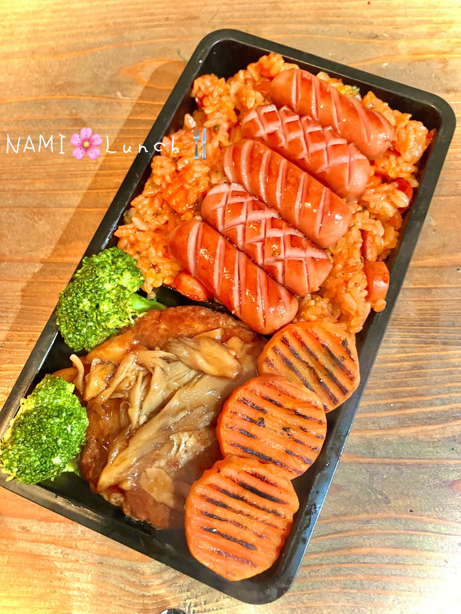 おはようございます🌸

今日はグリル波平🍱✨🌸

チキンライスにはウィンナーとニンジンと玉ねぎ✨
チキン入ってないやないか(੭ ᐕ))？

ほな❗️行ってくるで〜(๑˃̵ᴗ˂̵)/🍱✨🌸🌸🌸#お弁当記録  #お弁当