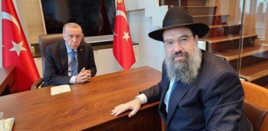Fergin923's tweet photo. SIKI DURUN!
Erdoğan'ın karşısındaki isim, altındaki gizli tünelde kanlı yatak ile bebek pusetinin bulunduğu New York'taki sinagogun bağlı olduğu Yahudi Chabad örgütünün yöneticisi Haham Levi Shemtov. 

Fotoğraf 2022 Eylül'ünde New York'taki Türkevinde çekildi. 

O gün Yahudi örgütlerinin liderleriyle toplantı yapan Erdoğan'ın Şemtov ile daha sonra özel görüşmesi Collive'de, 'İlginç bir şekilde, toplantının ardından Erdoğan, Washington DC'de bulunan Haham Şemtov'u özel bir toplantıya davet etti.' şeklinde haber oldu.

Mesihçi şeytani Chabad örgütü, fuhuş ağı kuran, çocukları bu ağa dahil eden Epistein'in de bağlı olduğu örgüt. 

Gazze'deki katliamların arkasında da bu örgütün sapkın anlayışı var ve bir Filistin devletini asla kabul etmiyorlar. 

İsrail askerleri Gazze'de işgal ettikleri yerde Chabad evleri kuruyor! 

Bu örgütün Türkiye hahambaşısı Saray'a kadar çıktı. (Dörtlü görseldeki Varank'ın yanındaki)

KKTC toprak alan Yahudiler de bu örgüte mensup. Türkiye'de toprak satın alan bu örgüt özellikle KKTC'de toprak alarak Filistin taktiğini uyguluyor...