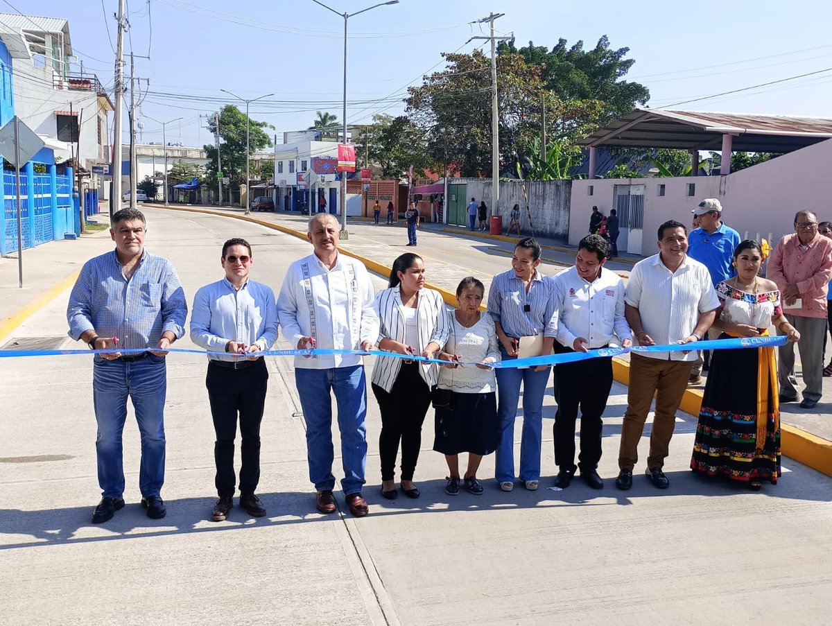 Acompañamos  al gobernador Carlos Manuel Merino Campos <a href="/cmmerino/">Carlos Manuel Merino Campos</a> y al alcalde Jesús A. Cano a la inauguración de diversas obras públicas en el municipio de #Cunduacán, ratificando el compromiso que tiene con los tabasqueños.