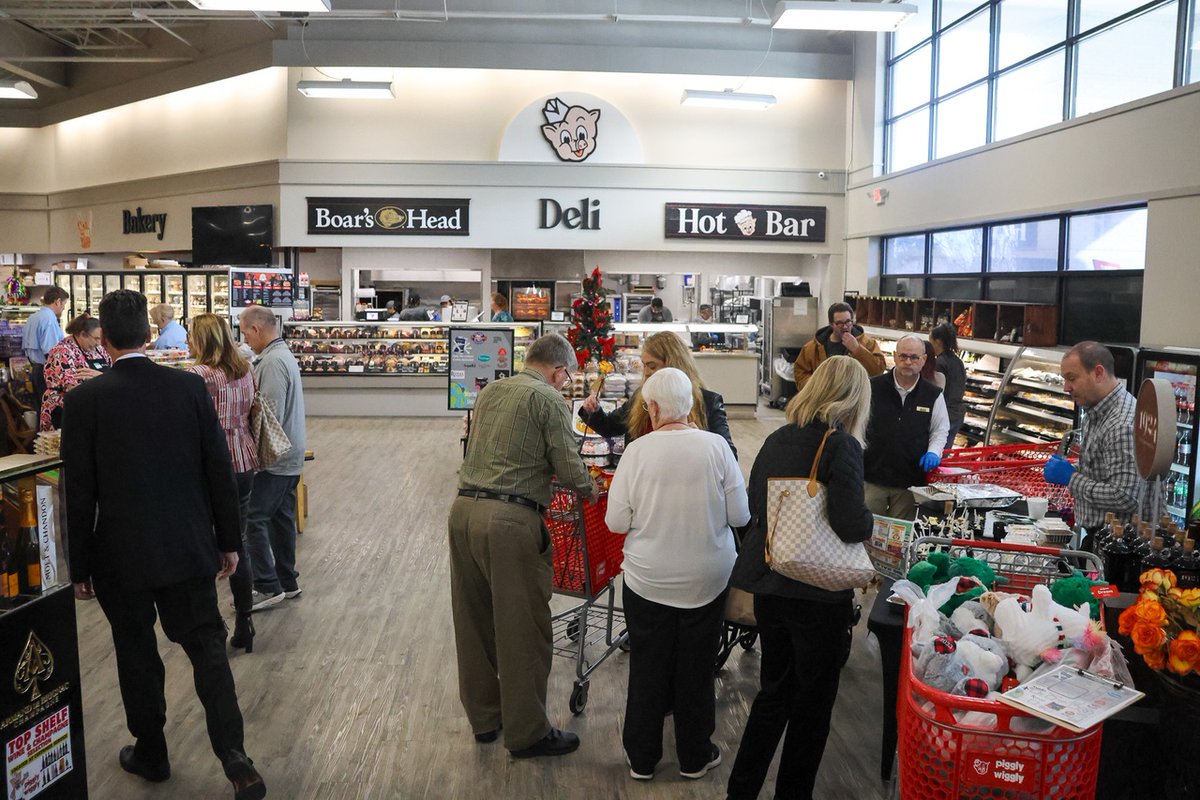 MobileChamber's tweet photo. 🎊 Congratulations to Piggly Wiggly University Blvd on their Grand Opening! 🛒 The Mobile Chamber was thrilled to host the ribbon cutting ceremony for this fantastic addition to our community. Thank you to everyone who joined us, including the Mayor, for making it memorable. https://t.co/FqMIG69NLB