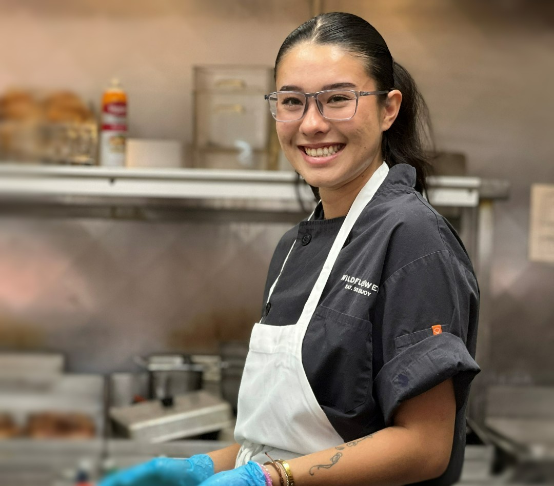 WildflowerBread's tweet image. Meet ✨Zea✨ - One of our amazing breadheads that delivers a fantastic experience every day, one meal at a time. 👩‍🍳 Thank you for being a breadhead Zea!💖