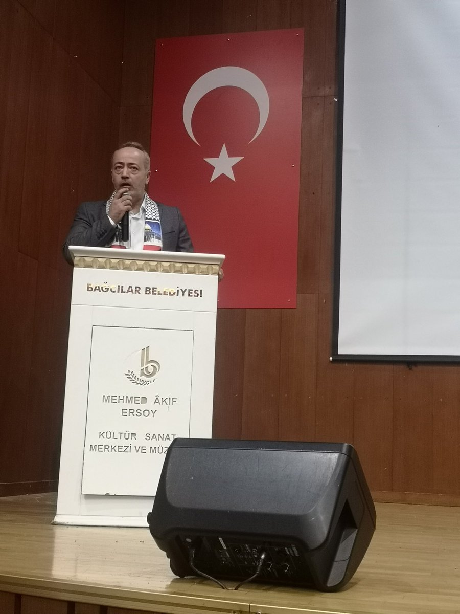 ebsistanbul1's tweet photo. Eğitim Bir Sen İstanbul 1 nolu şubenin organize ettiği 'Gazze ve Ötesi' konulu söyleşi in konuğu Halit Bekiroğlu  idi.

Konuğumuz konuşmasında "Gazze meselesi ,  sürekli gündemde olmalidir. Hamas ve Kassam Tugaylarinin esir değişimindeki insani tutumu onları  tüm dünyaya adaletin, hoşgörünün ve  İslami duruşun  abidesi haline getirdi. 

İşte bu abide davranış İsrail'in ömrünün de sonuna geldiğinin apaçık belirtisidir. 

 Bunun içinde *süreklilik*, *yaygınlık* ve *kuşatıcilik*  kazandırmaliyiz bu  konuya . 

Gazze konusu ülkemizdeki belli bir kesimin değil tüm kesimlerin meseledir.  

Herkes mesleği ne olursa olsun bu konuya vakıf olacak şekilde gücümüz yettiğince dilimizden, elimizden ve yüreğimizden dusurmemeliyiz. " dedi.

Şube Başkanımız @mukreminkose 'de programın sonunda
" Halit Bekiroğlu ile  "Gazze ve Ötesi" Programımızı Bağcılar Mehmet Akif Ersoy Kültür Merkezinde gerçekleştirdik. @halitbekiroglu 'na Gazze Gündemiyle ilgili olarak aydınlatıcı  ve ziyadesiyle istifade ettiğimiz sunumundan dolayı ,programımıza katılarak bizleri mutlu eden Bağcılar ve Kağıthane İlçe Milli Eğitim Müdürlerimize , Şube Müdürlerimize ,Programın hazırlanmasında emek sarf eden eden İstanbul 1 Nolu Teşkilatımıza , Programımıza katılım sağlayan tüm üyelerimize teşekkür ederiz." dedi.