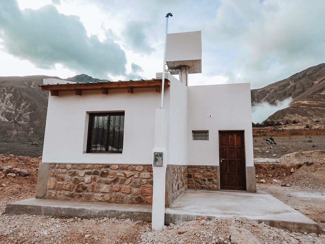 Después de muchos años de espera, 20 familias de la localidad de Nazareno, departamento Santa Victoria, recibieron las llaves de sus viviendas y cumplieron el sueño de tener su propio hogar 🔑🏡

Seguimos trabajando para promover más y mejores oportunidades para los salteños ♥️