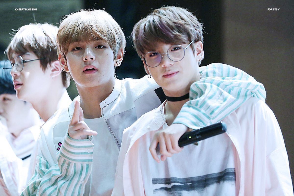 eripurplekv's tweet photo. 금요일이다아아아🙌 
내새꾸들 오늘도 행복하게 보내길🥺💕 https://t.co/PXYIsfWz8p