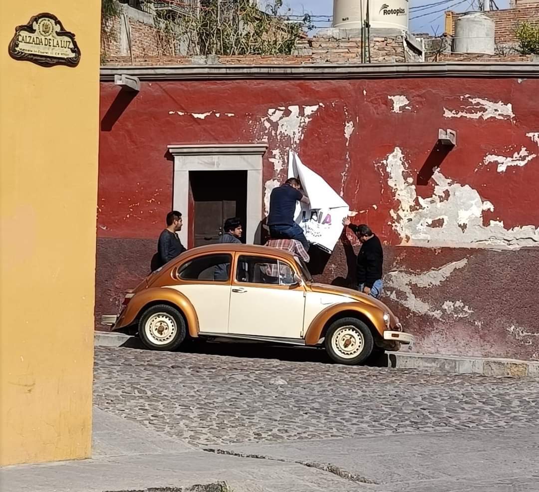 antonietainfo's tweet image. #Mientras #SanMigueldeAllende MIENTRAS @LibiaDennise ESTÁ EN 'LA CASONA' CON DIPUTADOS LOCALES Y FEDERALES DE SAN MIGUEL DE ALLENDE Y COMIDA CON EMPRESARIOS, Alrededor del Parque Zeferino Gutiérrez para evento de 5:30pm poniendo lonas #AlMomento en San Miguel de Allende