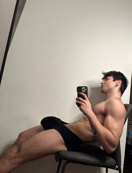 1 pic. Finally gained a few pounds ? https://t.co/V1D4y9P1Su