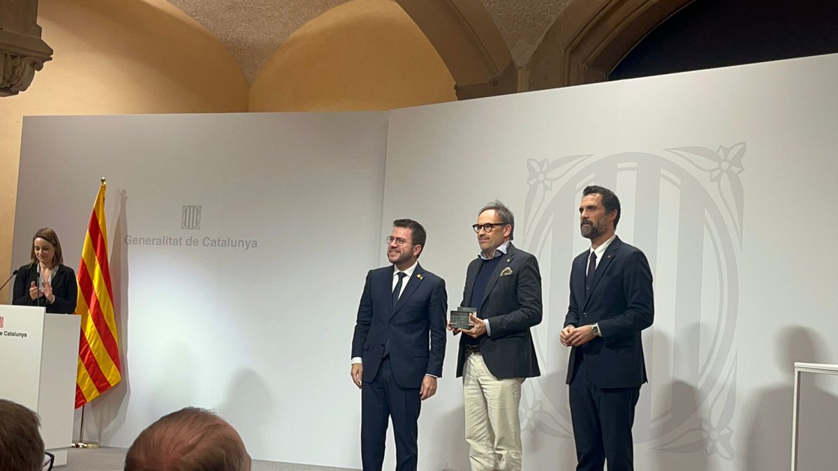 aj_vic's tweet photo. Els Premis Nacionals de Comerç d'avui al Palau de la Generalitat han reconegut La botiga Casablanca1921 com a comerç centenari i @viccomerc ha rebut el guardó a la millor iniciativa col•lectiva de 2022, pel Vic Shopping Magazine. Enhorabona i visca el comerç de proximitat! https://t.co/muNNIJzPqt