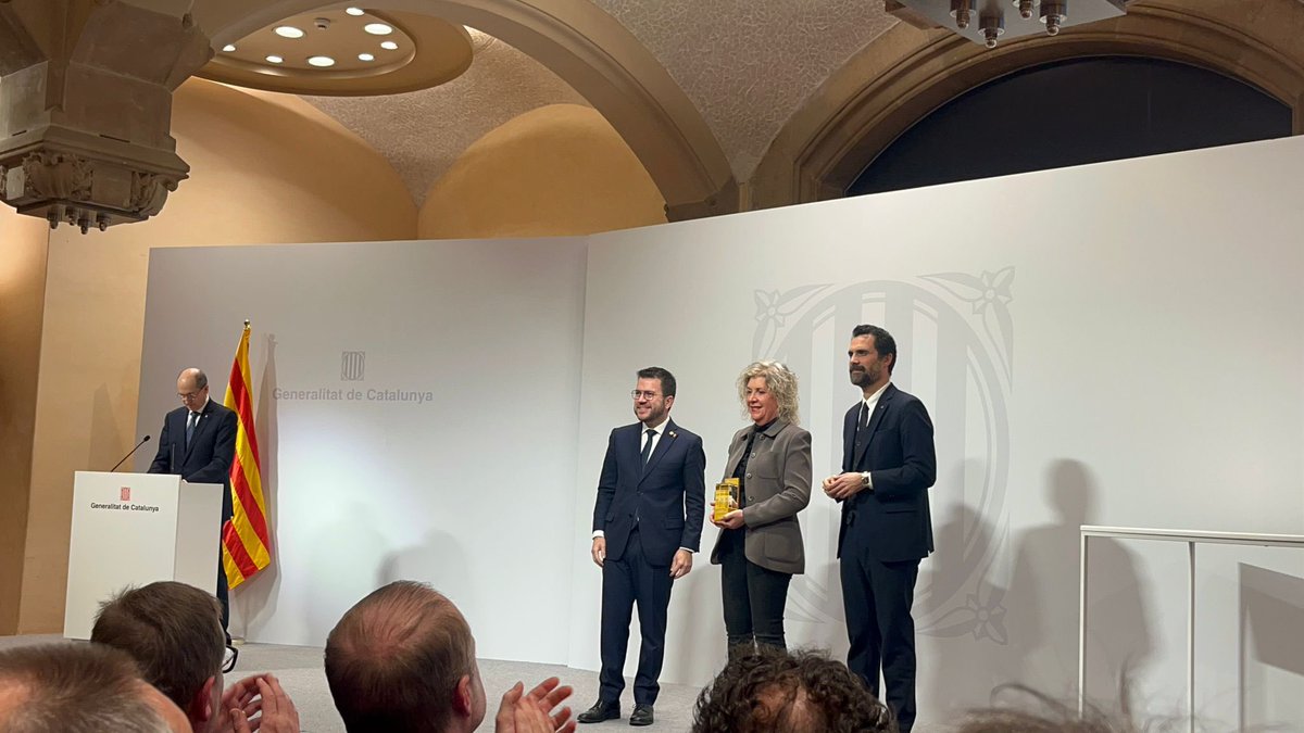 aj_vic's tweet photo. Els Premis Nacionals de Comerç d'avui al Palau de la Generalitat han reconegut La botiga Casablanca1921 com a comerç centenari i @viccomerc ha rebut el guardó a la millor iniciativa col•lectiva de 2022, pel Vic Shopping Magazine. Enhorabona i visca el comerç de proximitat! https://t.co/muNNIJzPqt