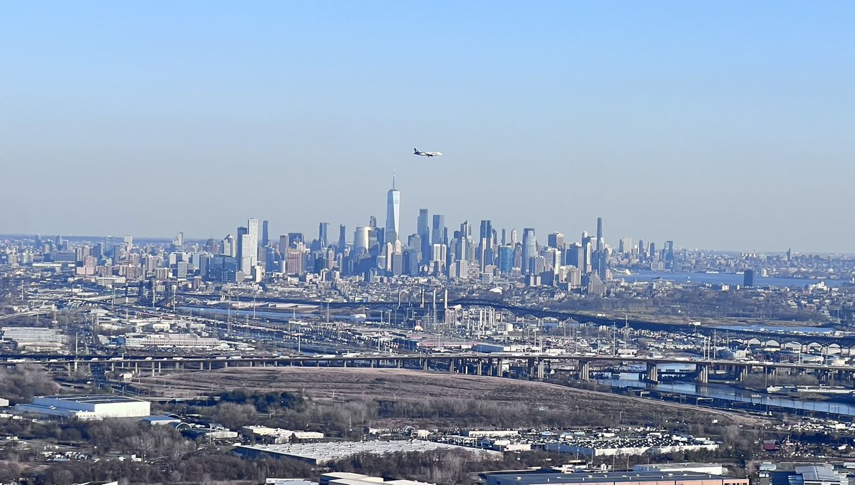 ChopperDanRice's tweet photo. After a few days of rain and wind, it’s nice to finally get back up in the sky.  I love this view of Lower Manhattan with an inbound jet for @EWRairport ! @CBSNewYork #chopper2 @FlyHeliInc https://t.co/COrqxhPtbf