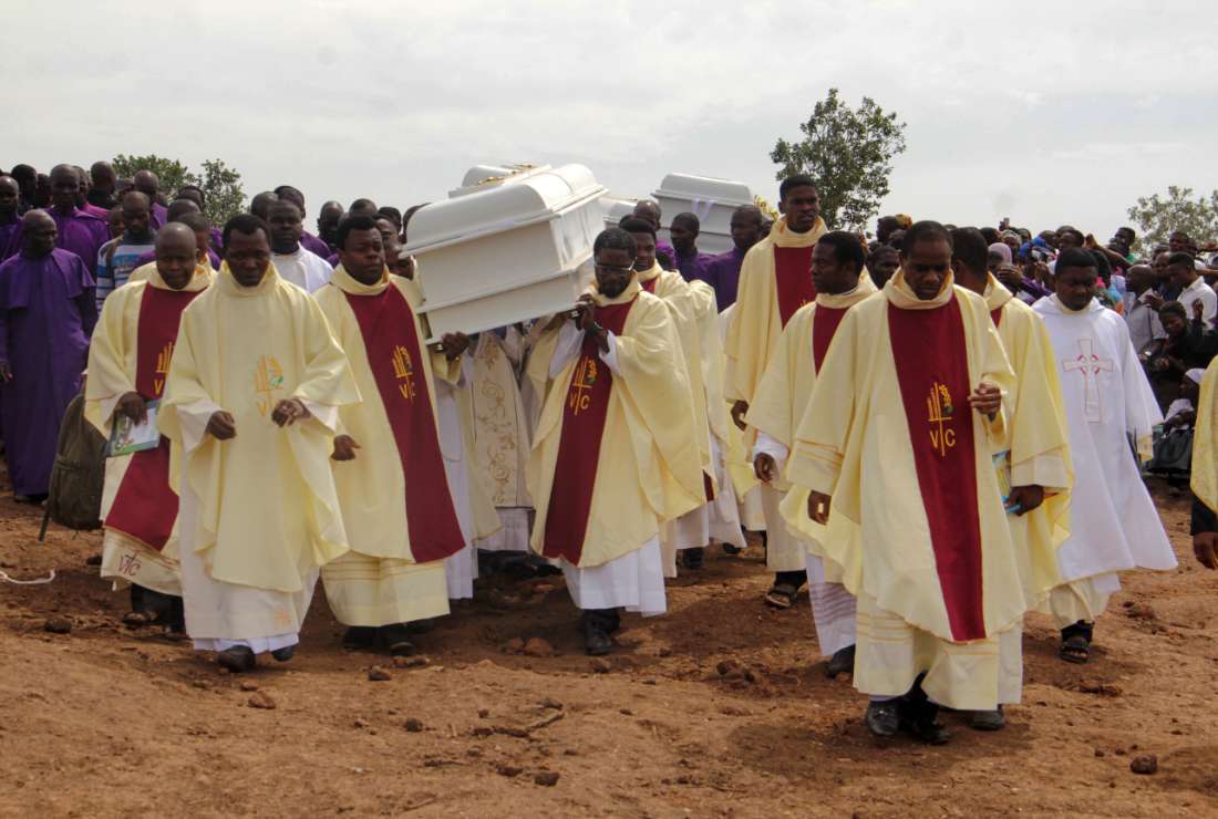 PMunozIturrieta's tweet photo. En Nigeria están asesinando cristianos a diestra y siniestra. Tal vez si dijéramos que están matando a negros entonces los medios de la progresía mundial van a prestar atención. https://t.co/NoNnFcwGer