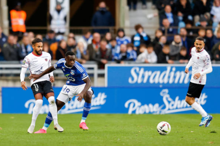 CF63Insights's tweet photo. 💡 | Clermont doit s’inspirer de Strasbourg…

Alors que le @ClermontFoot vivra très prochainement une double confrontation contre le @RCSA au stade Montpied, le CF63 ferait bien de s’inspirer du club alsacien en 2024!

En effet, sur les 10 dernières équipes à avoir eu 11 points ou moins après 17 journées de @Ligue1UberEats, seul le RCSA s’est maintenu en fin de saison (et ce n’était pas plus tard que l’an passé!)

Un beau clin d’œil serait de profiter de leur venue pour véritablement se relancer!

#CF63 | #clermontfoot | 🔴🔵🌋