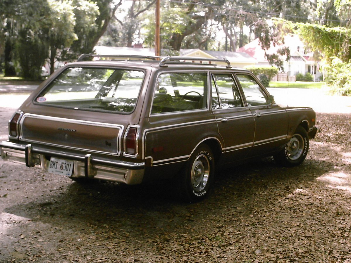 etr1985's tweet photo. Unos familiares tuvieron una de estas guayinas/vagonetas Dodge Dart, modelo 1980 (frente cuadrado con faros rectangulares) color blanco con los costados imitación madera.
Muy cómoda para las salidas a carretera, buenos viajes a Guaymas y a Moctezuma. https://t.co/NjDJFRpMNp