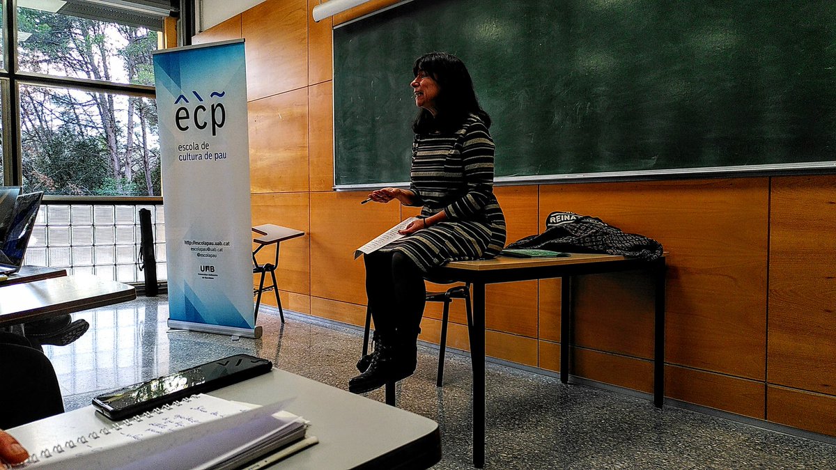 sandrasauramas's tweet photo. L'@escolapau ha obert al públic general la sessió del postgrau en cultura de pau sobre violència ecològica de la @yayo_herrero. Ha quedat clar que ara més que mai cal #decreixement en el consum de materials i energia. Escoltar-la t'omple  del 'tot està per fer i tot es possible' https://t.co/H1bj1NUGY2