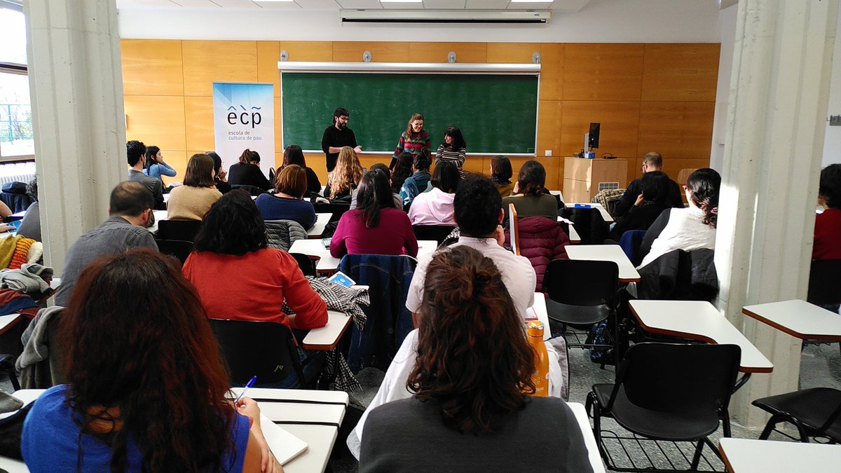 sandrasauramas's tweet photo. L'@escolapau ha obert al públic general la sessió del postgrau en cultura de pau sobre violència ecològica de la @yayo_herrero. Ha quedat clar que ara més que mai cal #decreixement en el consum de materials i energia. Escoltar-la t'omple  del 'tot està per fer i tot es possible' https://t.co/H1bj1NUGY2