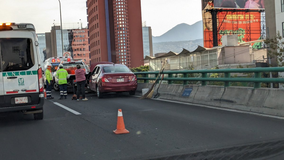 lizespinu's tweet photo. Tráfico en segundo piso hasta salida Picacho Ajusco por accidente. Se libera pasando. https://t.co/nvnP2qc8yE
