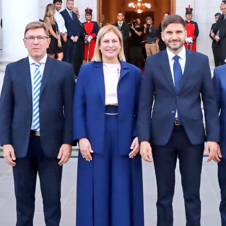 UN MES CON MUCHOS DESAFÍOS Y TRABAJO CONJUNTO 💪
 
A un mes de la asunción del Gobernador <a href="/maxipullaro/">Maximiliano Pullaro</a> estamos convencidos del camino emprendido para llevar adelante las transformaciones que necesita la provincia de Santa Fe.