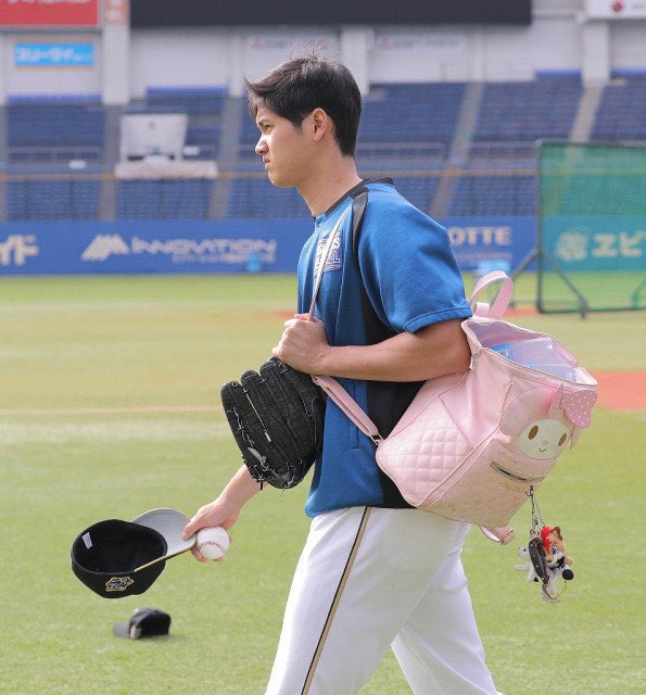 madaomoshiroi's tweet photo. マイメロのバッグの大谷翔平 https://t.co/8WGpCcJOQG