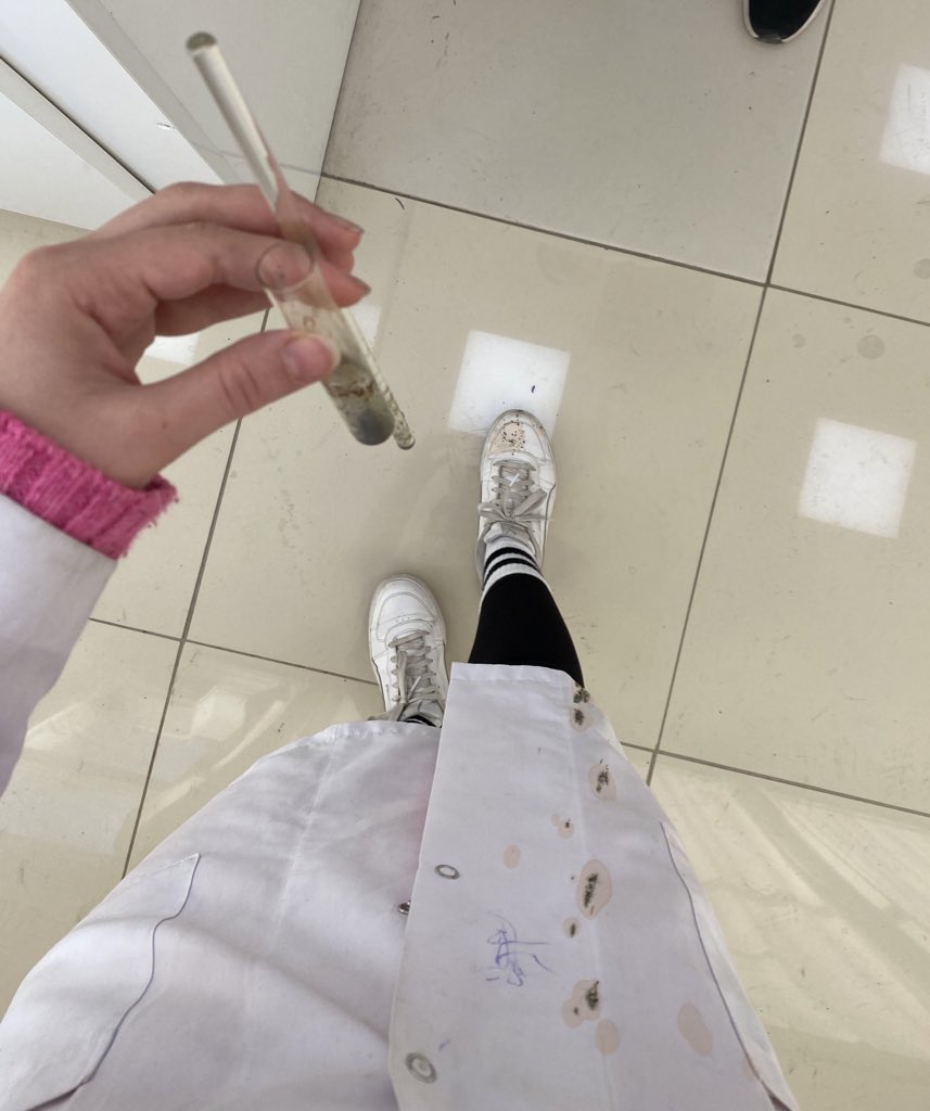 ssudecoban's tweet photo. bütün kstantat deneyini üstüme döküp bazla yandıktan sonra hocanın elime asit döktüğü bir gün.. some eczfak problems https://t.co/PxorhapQpj