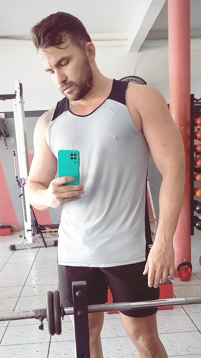 adrianomemo's tweet photo. Vcs tmb ficam com o bico do peito assim no treino?
#treino #peito #arrepiado https://t.co/T8Jitjx0f6