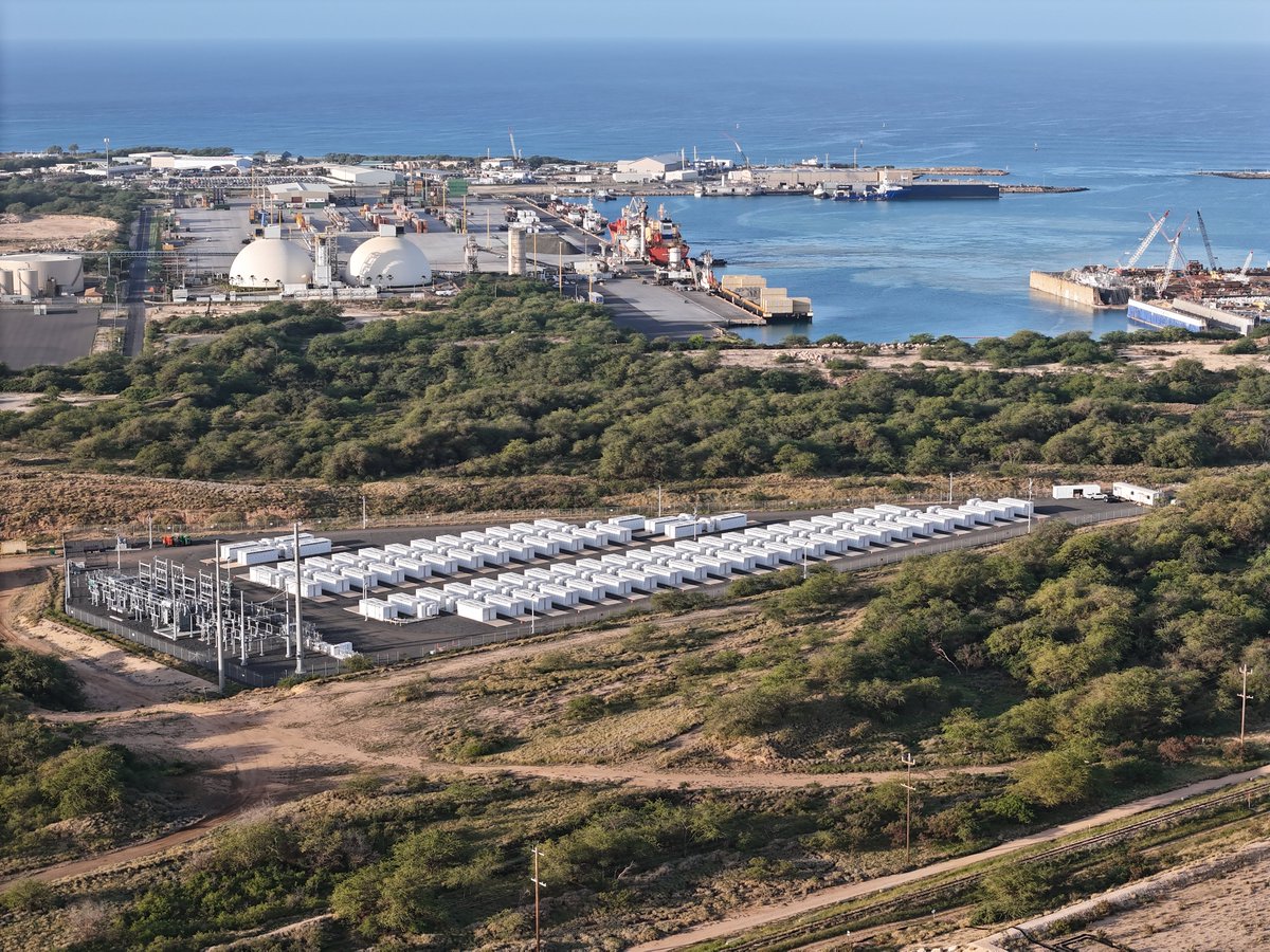 The 185MW/565MWh Kapolei Energy Storage site includes 158 Tesla Megapacks and is now fully operational⚡️

Owned and operated by Plus Power, the system will provide load shifting and fast-frequency response services to <a href="/HwnElectric/">Hawaiian Electric</a>, improving grid reliability with higher amounts