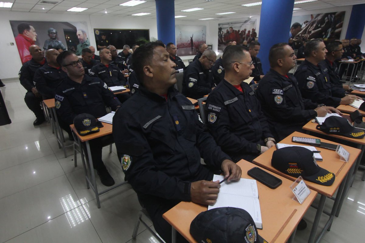 #11ENE || Desde la sede de la @PNBVzla, el Vpdte. Sectorial A/J @CeballosIchaso1 sostuvo un encuentro de nivel estratégico con los Directores y Jefes de Centros de Coordinación Policial, para fortalecer la actuación de los órganos de seguridad ciudadana. #VenezuelaAvanzaEnPaz