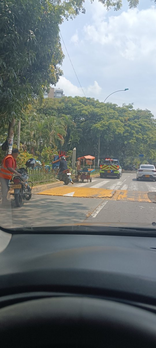 jglopera's tweet image. Es tanto el orden que necesitamos en esta ciudad que hasta las autoridades parque sobrea 50 al frente de cosmocentro, hay hasta un lavadero y no pasa nada. @alejoeder @AlcaldiaDeCali @MovilidadCali hagan algo
