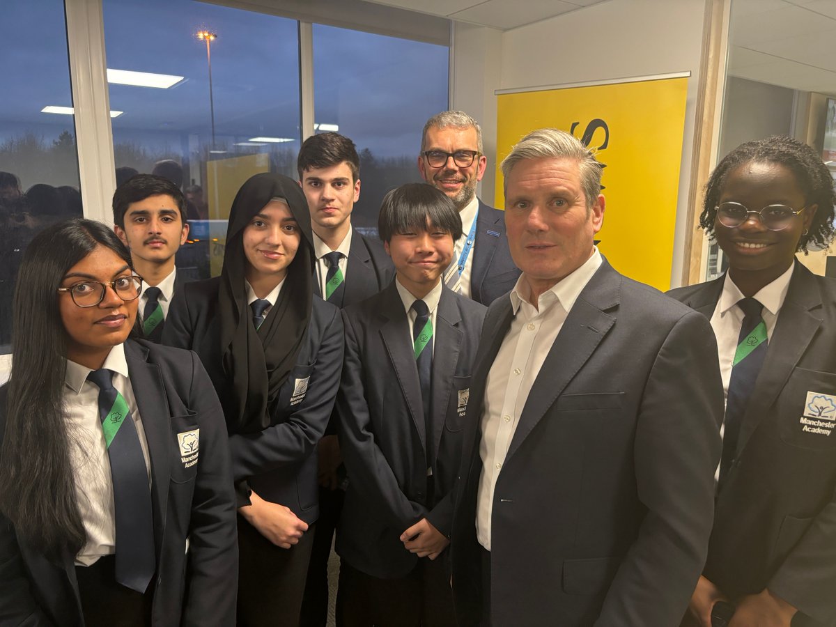 McrAcademy's tweet photo. Future Leaders meeting a future Leader (maybe!) 

Thank you so much to @mennewsdesk for inviting our Year 10s to grill Sir Keir Starmer during his visit to their office this afternoon.

Incredibly proud of how confidently they spoke - what an opportunity!

#MakeManchesterMagic https://t.co/bSz0xUhSyc