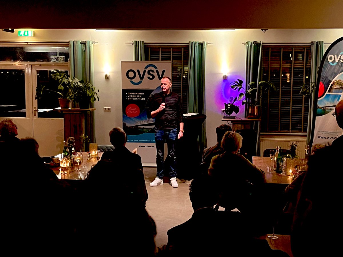 OVStVecht's tweet image. Standupcomedian @jacobspoelstra: “Je mag niks meer zeggen tegen mensen, voor je het weet zeggen ze ‘waar bemoei je je mee? Maar met klanten moet je je júist bemoeien.” (@De_Olifant) #nieuwjaarsbijeenkomst