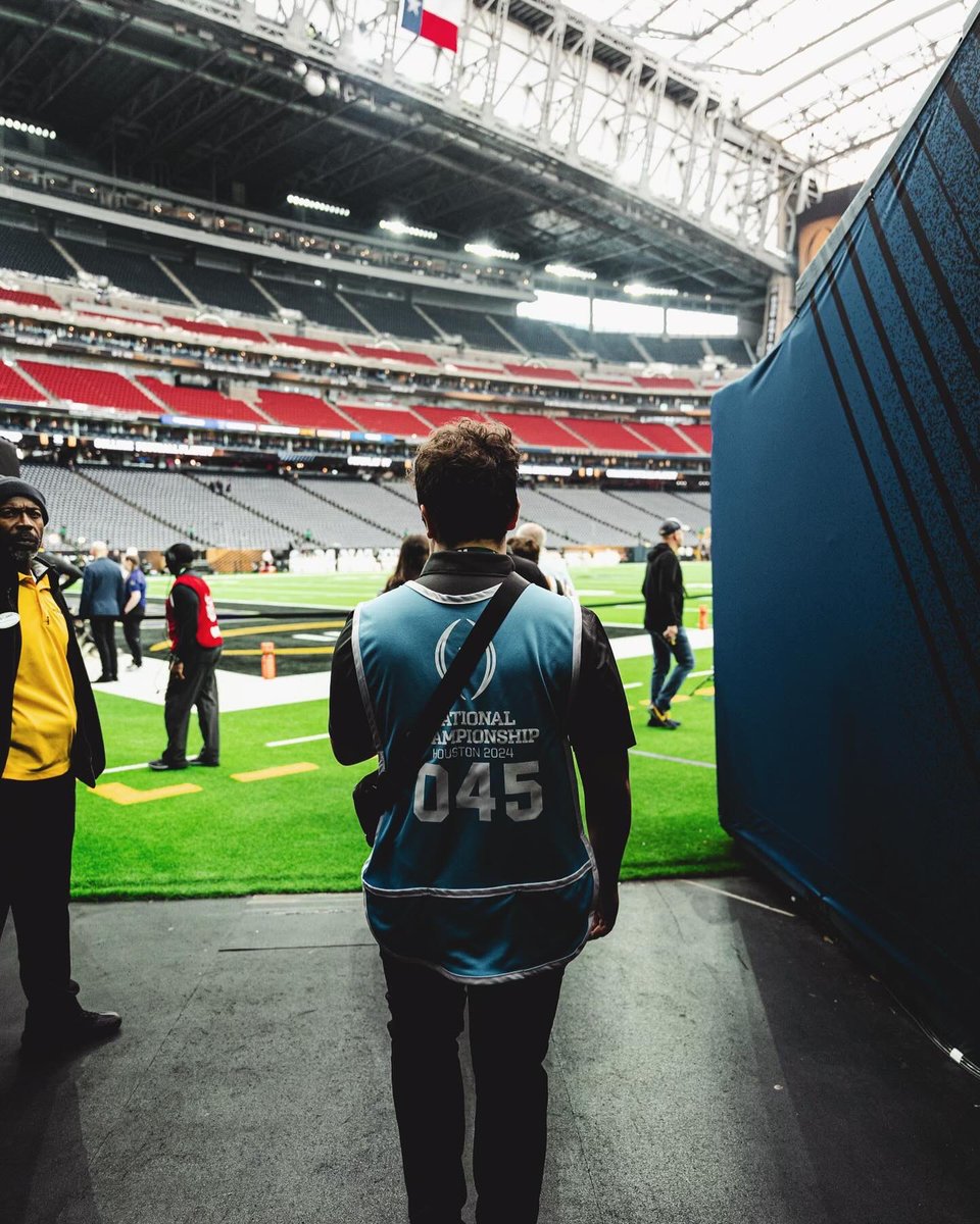 shotsbylars's tweet photo. Words can’t describe how grateful I am to have been surrounded by some of the best college sports creatives in the country for the 2024 CFP National Championship in Houston. So extremely blessed and thankful for @k80cavender @logankamaks @billyquachfilms https://t.co/5CZvh7S9Tj