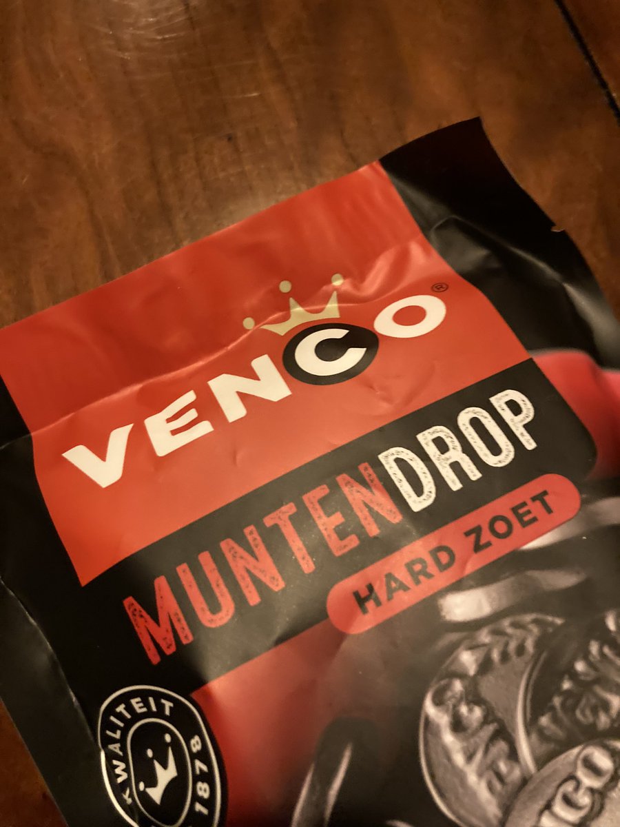 HarmavdRoest's tweet photo. Op dit platform kun je ongefundeerd klagen toch? Zonder dat je kinderen meelezen? Zoonlief neemt op bestelling muntdrop voor mij mee. Grote teleurstelling bij mij, ik eet zijn hele leven al die van #KLENE Dit is muntENdrop van #Venco https://t.co/9iTlxD8ltW