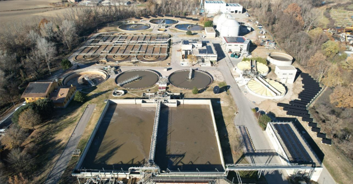 ✅Es posa en funcionament la instal·lació fotovoltaica de l'EDAR de Vic.

El sistema, compta amb més de 1000 plaques dividides en 9 zones que proporcionaran fins al 20% de l’energia que consumeix actualment la planta depuradora.

Més 👉ccosona.cat/actualitat/260…