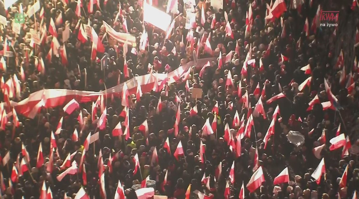 RadioMaryja's tweet photo. Tłumy na #ProtestWolnychPolaków w Warszawie. Do stolicy przyjechali nie tylko Polacy, ale również osoby spoza naszej Ojczyzny. https://t.co/ttHMXJuVR8