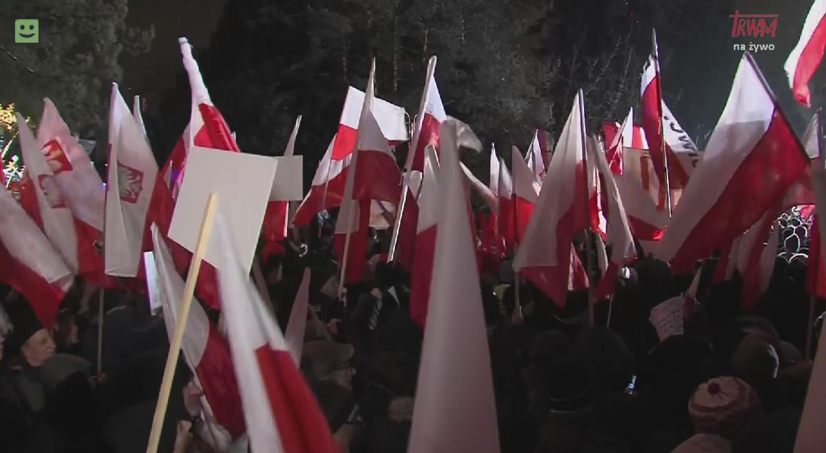 RadioMaryja's tweet photo. Tłumy na #ProtestWolnychPolaków w Warszawie. Do stolicy przyjechali nie tylko Polacy, ale również osoby spoza naszej Ojczyzny. https://t.co/ttHMXJuVR8