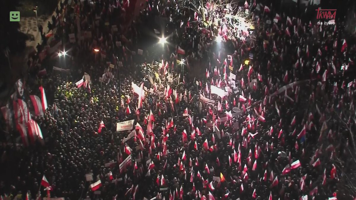 RadioMaryja's tweet photo. Tłumy na #ProtestWolnychPolaków w Warszawie. Do stolicy przyjechali nie tylko Polacy, ale również osoby spoza naszej Ojczyzny. https://t.co/ttHMXJuVR8