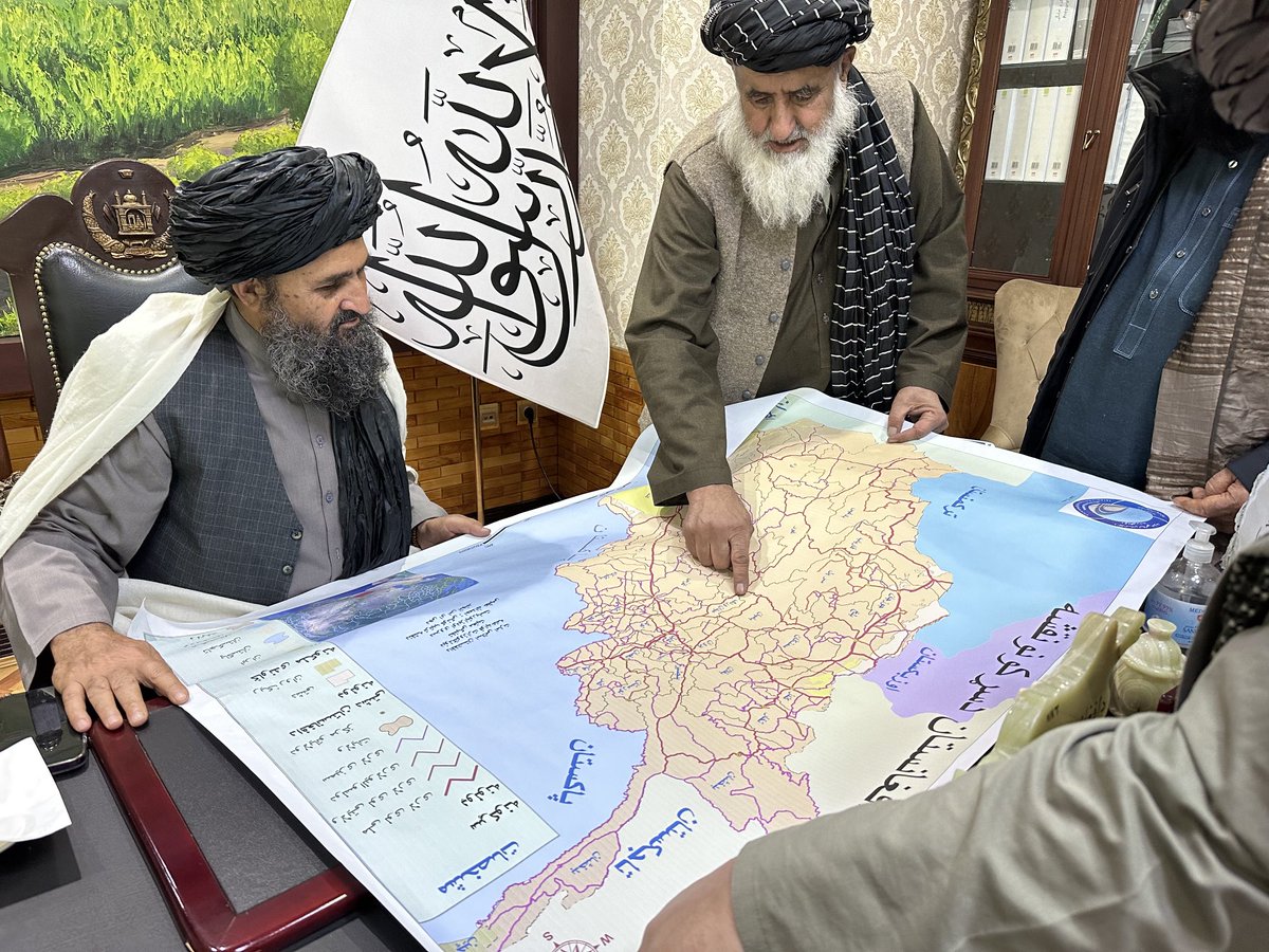 Aftabkochi313's tweet photo. دا زموږ د آبادۍ امام دی!!
د افغانستان د سړکو��و نقشه یې را غوښتې ده معلومات ترې راټولوي او قسم یې کړی دی چې وطنه آبادؤم به دي او تر خپله وسه به شپه او ورځ اخته یم. https://t.co/uFBVGJxzI4