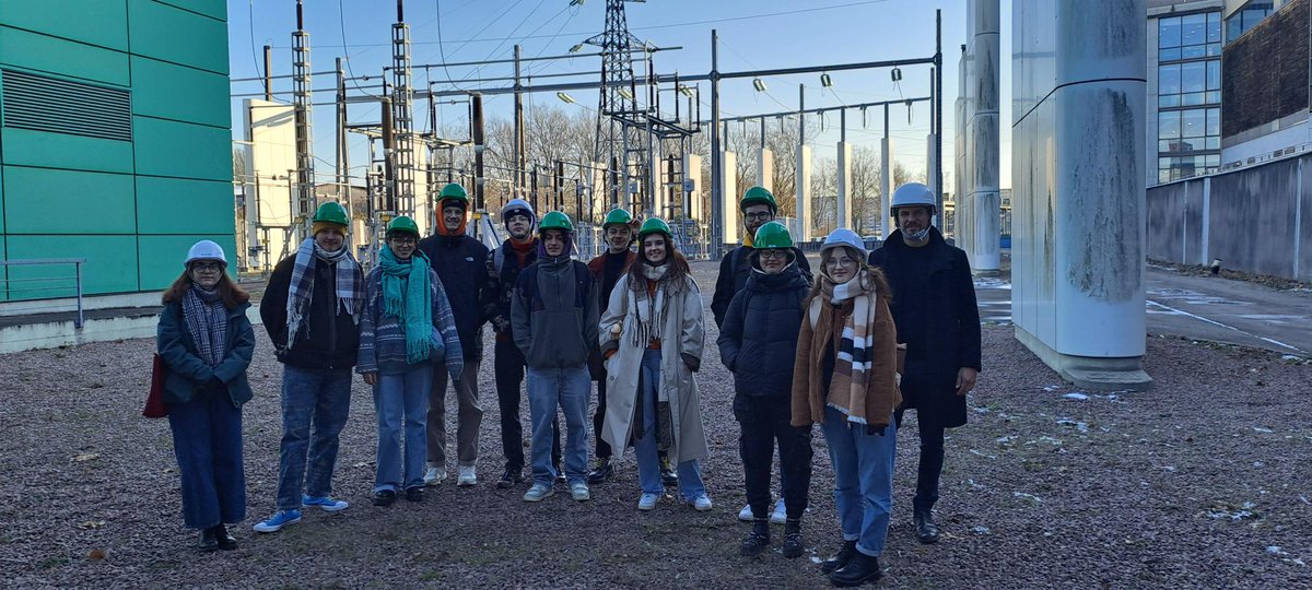 enedis_normand's tweet photo. #Transmission
Après une formation sur l'électricité, la maîtrise des consommations et les #écogestes, les jeunes d'@uniscite de @CaenOfficiel ont pu visiter l'agence de conduite d'@Enedis et un poste source. Riches échanges et belle découverte pour ces jeunes en #servicecvique ! https://t.co/cVjopStGsx