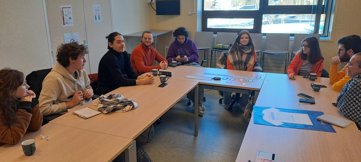 enedis_normand's tweet photo. #Transmission
Après une formation sur l'électricité, la maîtrise des consommations et les #écogestes, les jeunes d'@uniscite de @CaenOfficiel ont pu visiter l'agence de conduite d'@Enedis et un poste source. Riches échanges et belle découverte pour ces jeunes en #servicecvique ! https://t.co/cVjopStGsx