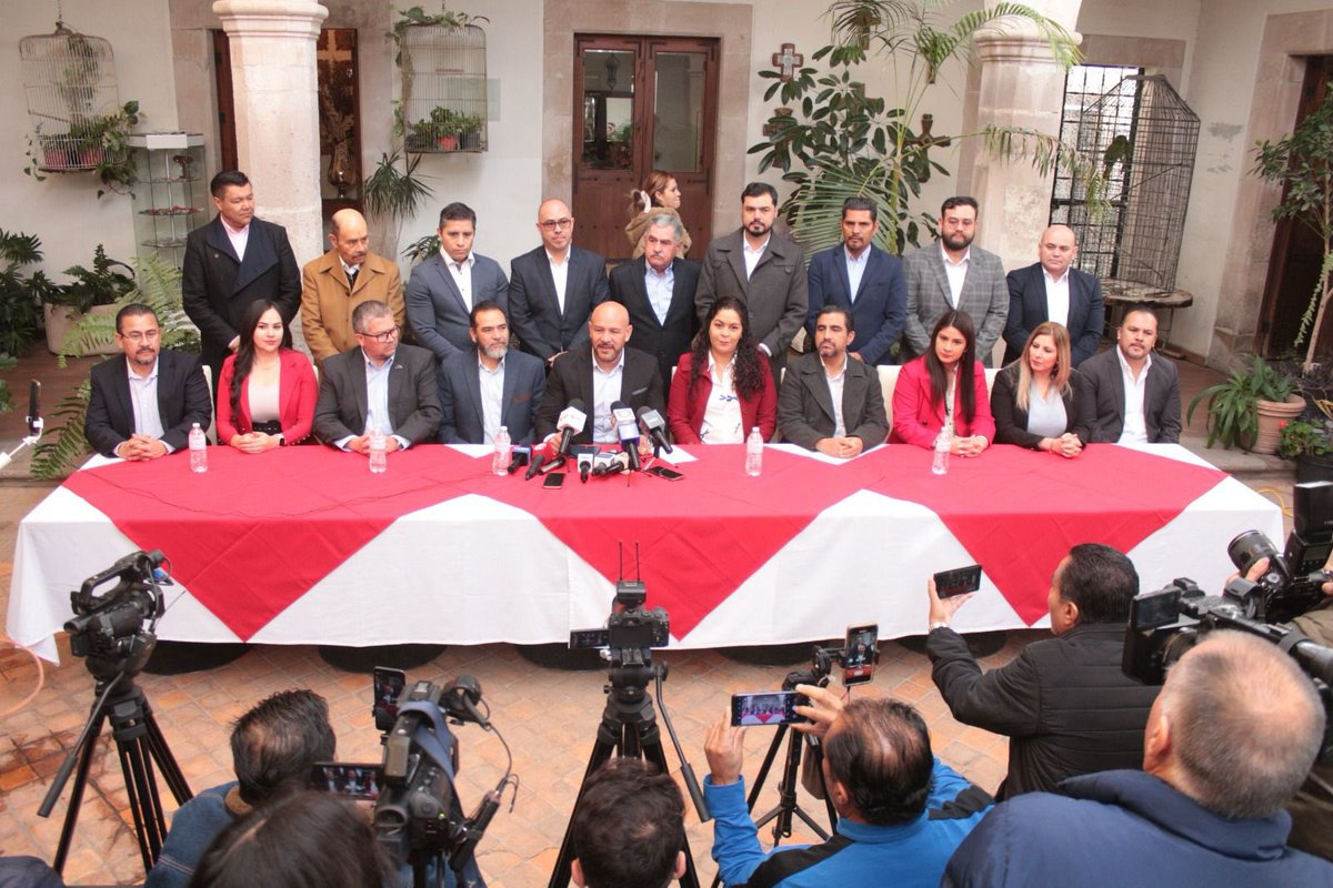 pilaraguilarm's tweet photo. En rueda de prensa, presentó el Arq. Óscar Orozco su equipo de trabajo que encabeza la planilla #Proyecta, para buscar la @CmicDurango. 

Hay empresarios destacados del ramo de la construcción. Y fuerte el mensaje la compañía de cuatro  presidentes de colegios de profesionistas. https://t.co/FGZzdGrY4S
