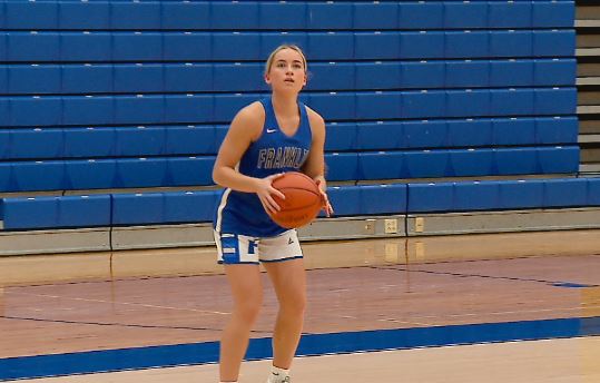 WISHNews8's tweet photo. She's a three-sport star for @GoGrizzlyCubs and last month committed to run track and cross country at Xavier. Senior @lauren_klem is #TheZoneExtra athlete of the week. Meet her tonight on @WISH_TV at 7pm! @FCHSladycubs https://t.co/iocYqyPNK3