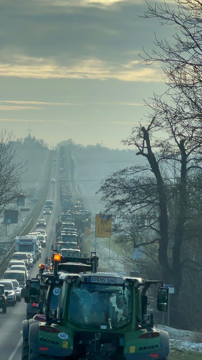 FlorianWeise's tweet photo. #Bauernproteste in #Thüringen - mit mehr als 150 Traktoren im Weimarer Land unterwegs! 😍🙏🥹 so einen Zusammenhalt hab ich ewig nicht erlebt! https://t.co/OcMKfVXkb5