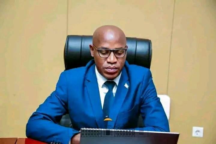 SugiraMireille's tweet photo. #EAC Nous vivons une histoire intéressante. La dislocation de @jumuiya!
Le #Burundi ferme sa frontière avec le #Rwanda pour bloquer tout traffic du célèbre poisson #Mukeke, a dit @GeneralNeva.
À quand la #RDC? Pourquoi #Tshilombo n'ose t-il pas emboîter le pas de son allié? 🤔 https://t.co/ARhx9BS1Uz