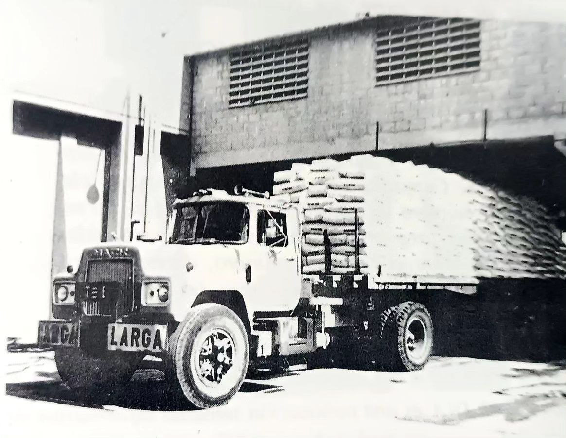 📍En imágenes, actividades realizadas a mediados de la década de 1980 desde las áreas de nitrogenados. Labores significativas de la época, donde se visualiza la producción y distribución del fertilizante urea, hacia el territorio nacional.✅💯🇻🇪🏭
#VenezuelaAvanzaEnPaz