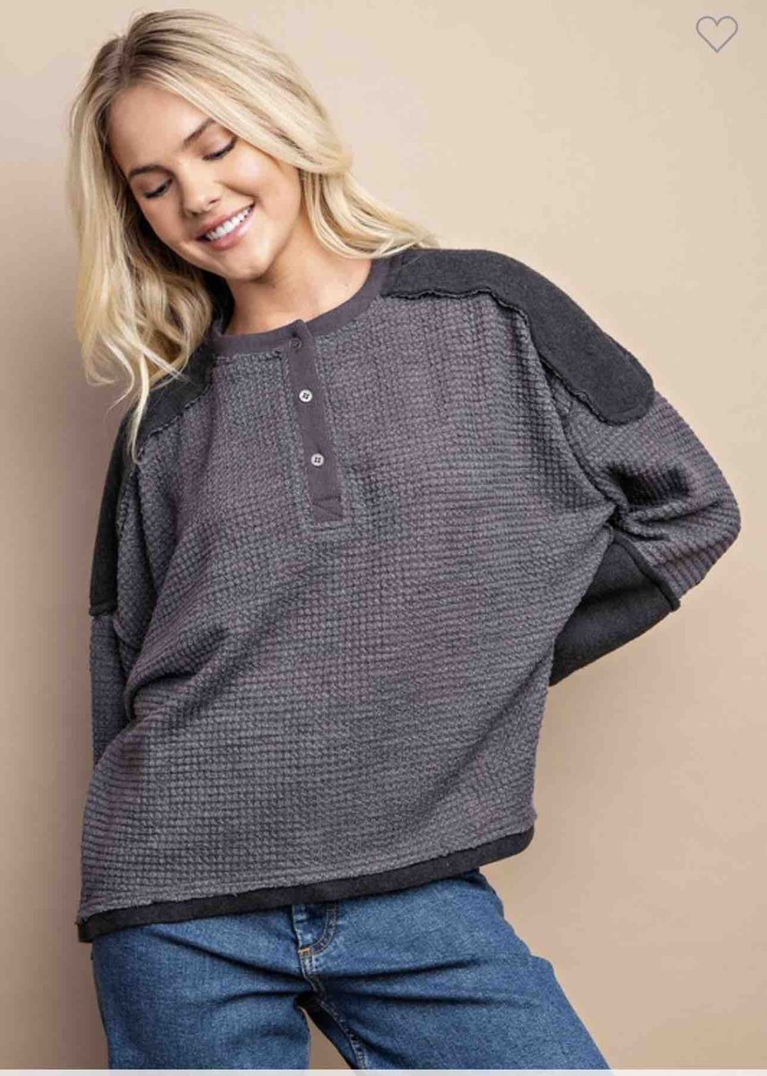 sunstudiotanllc's tweet photo. Waffle knit and fleece contrast Henley top cute button front 😍 
Love this charcoal sweater 
S-L 
💲2️⃣8️⃣ https://t.co/fxgMTskDel