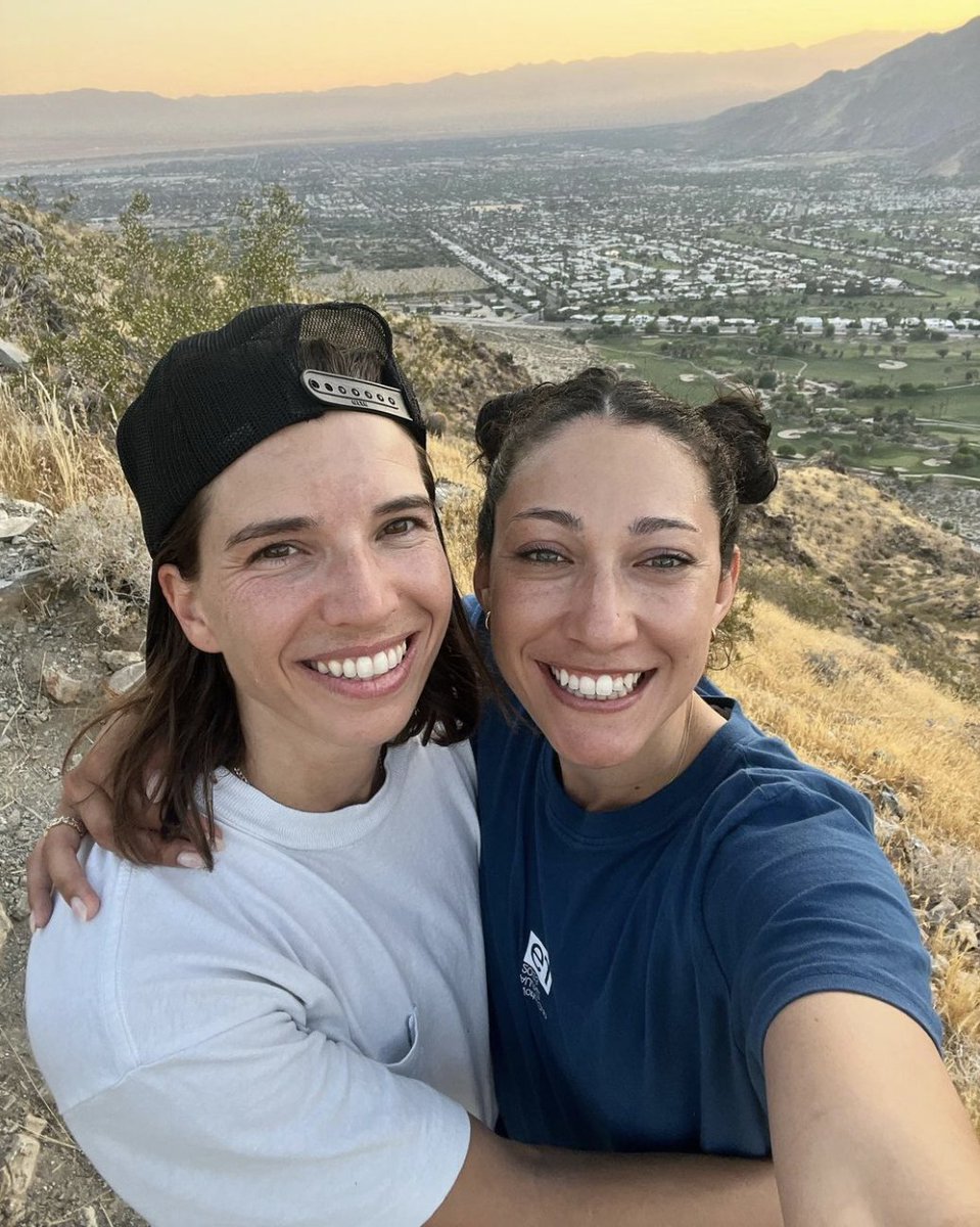 tphxausenal's tweet photo. nah bcs theyre actually so pure and wholesome. like they're simply with each other because they love each other. simple as that. https://t.co/euen9zsVLC